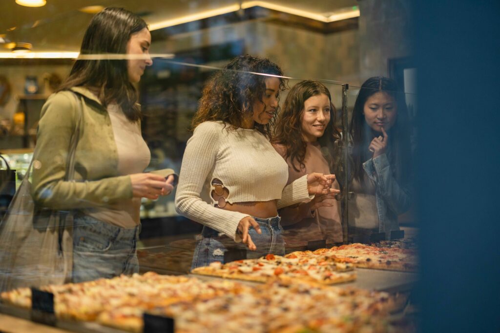 FIDEOO FRANCE group of women in an Italian restaurant choosing pizza - takeawa